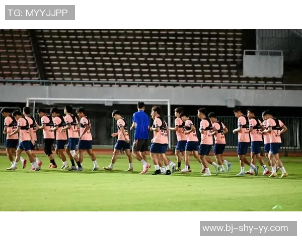 从泥泞球场到世界巅峰他用热爱和汗水踢出不灭的足球梦想