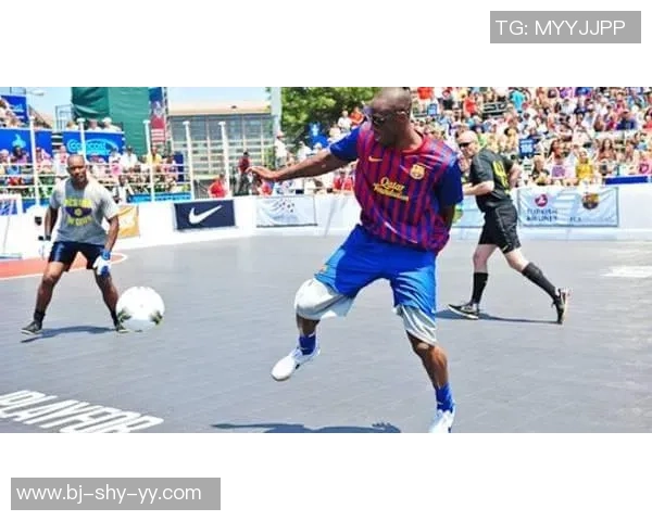 球迷现场激动万分亲眼见到偶像级足球巨星风采全场欢呼